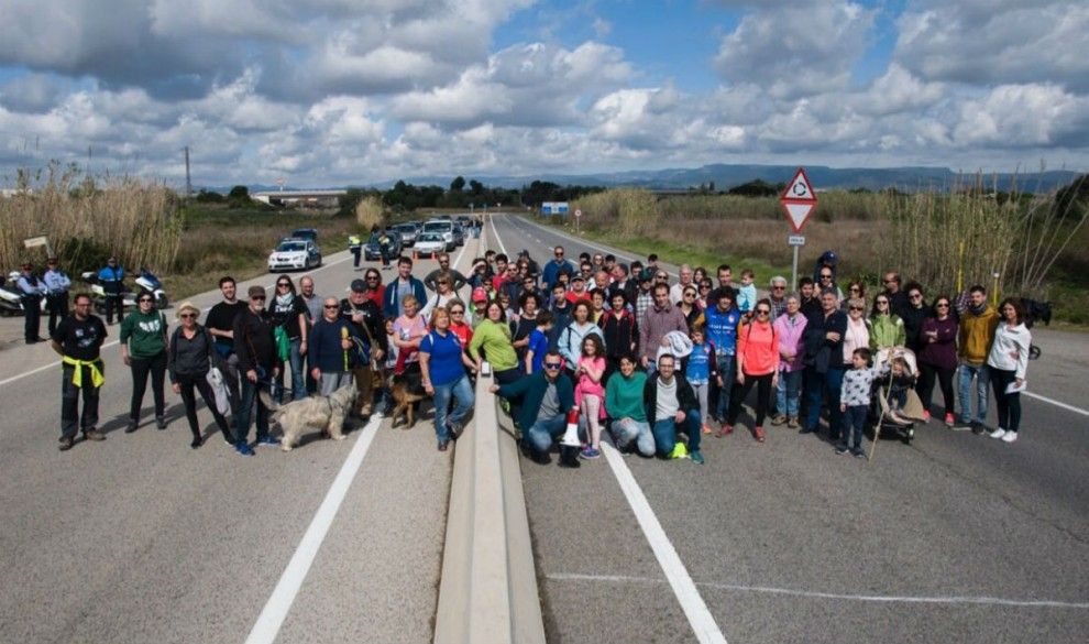 Més d’un centenar de persones es sumen a la caminada per recuperar el Camí de la Canonja