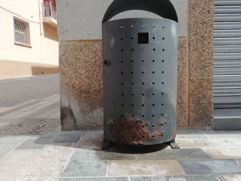 Presentem una iniciativa per combatre els efectes de l’orina a la via pública