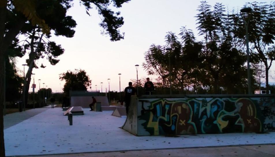 Denunciamos la dejadez de la zona del skatepark, donde hacen carreras de coches clandestinas