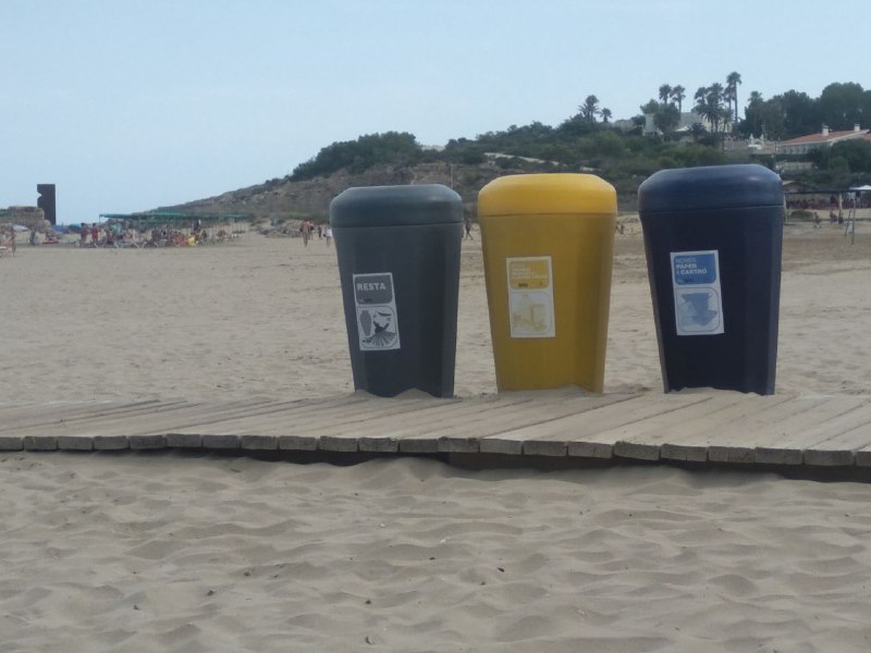 La Platja de la Pineda estrena papereres de reciclatge a iniciativa de Vila-seca en Comú
