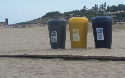 La Platja de la Pineda estrena papereres de reciclatge a iniciativa de Vila-seca en Comú